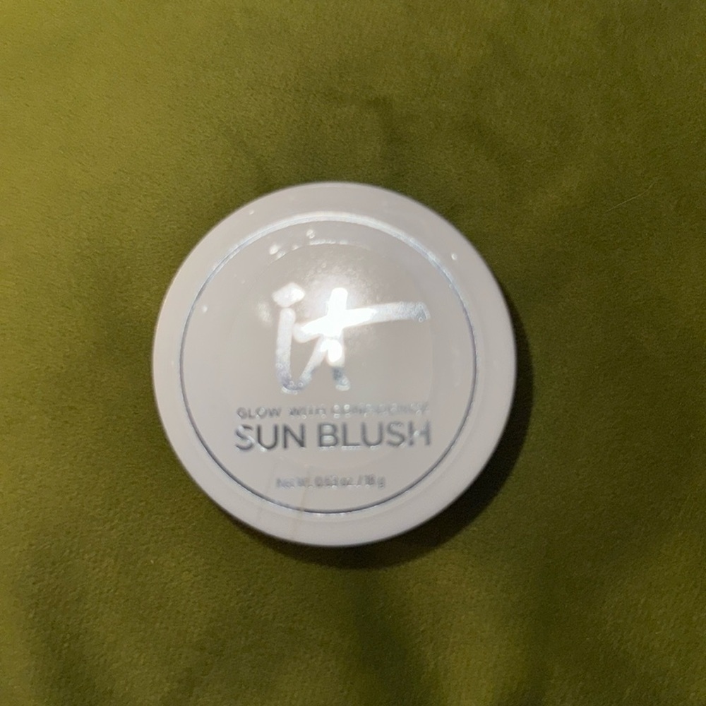New IT Cosmetics
Glow with Confidence Sun Cream Blush‎ with Hyaluronic Acid